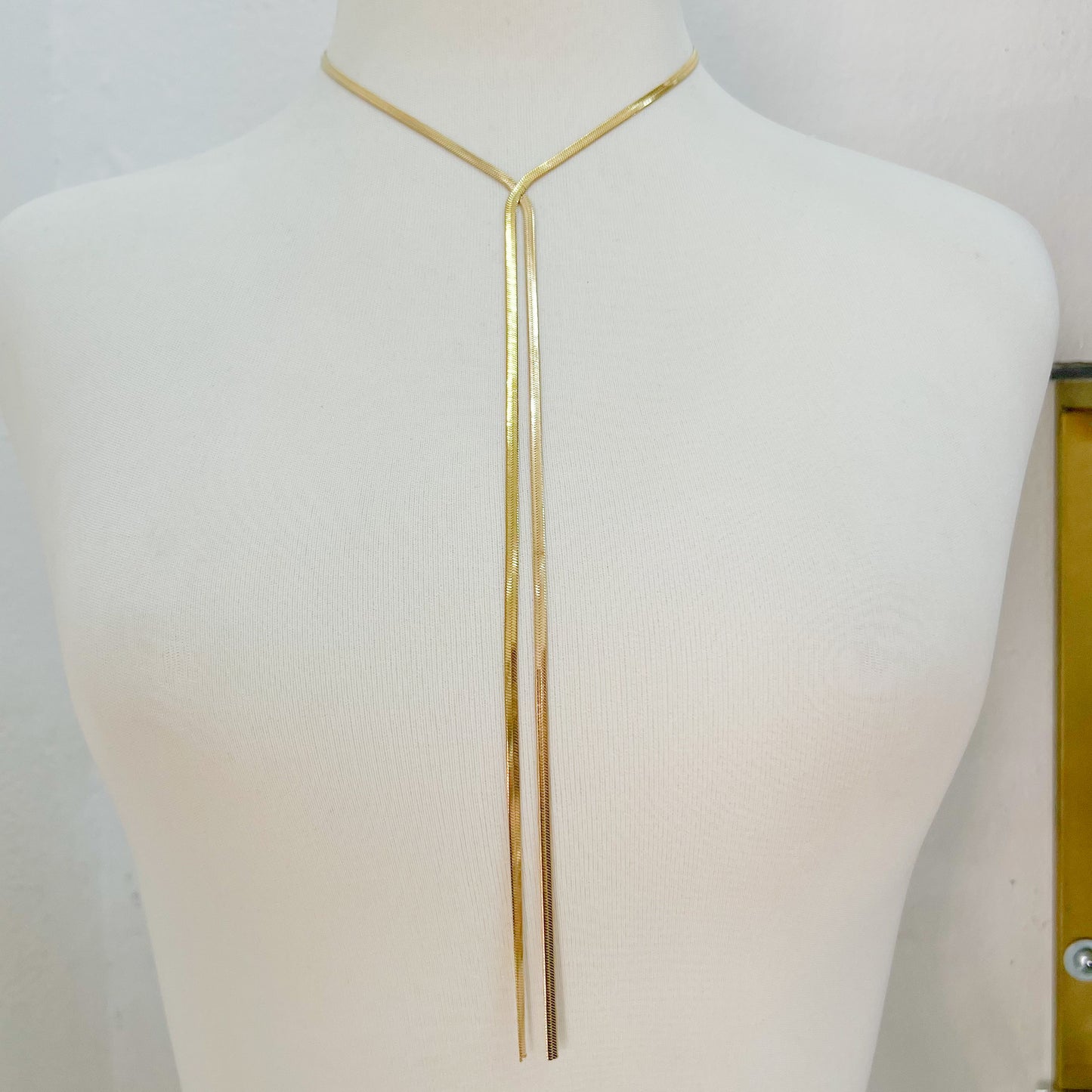 Collar corbatín dorado