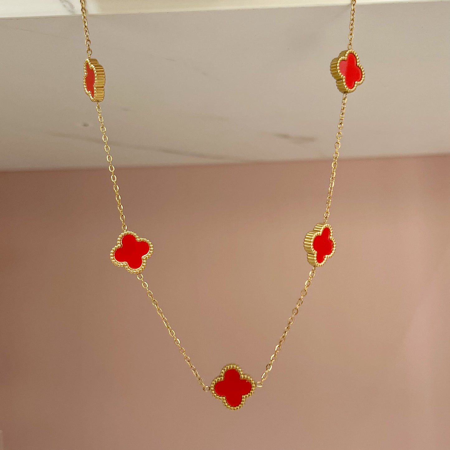 COLLAR TRÉBOL ROJO