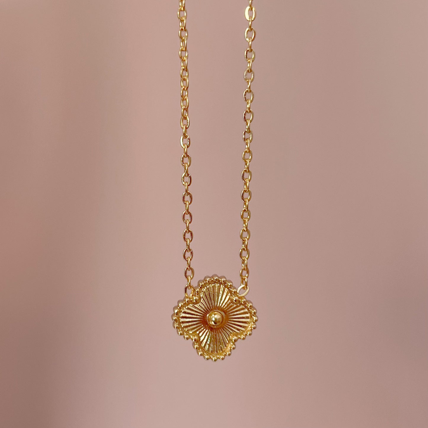 COLLAR TRÉBOL DORADO