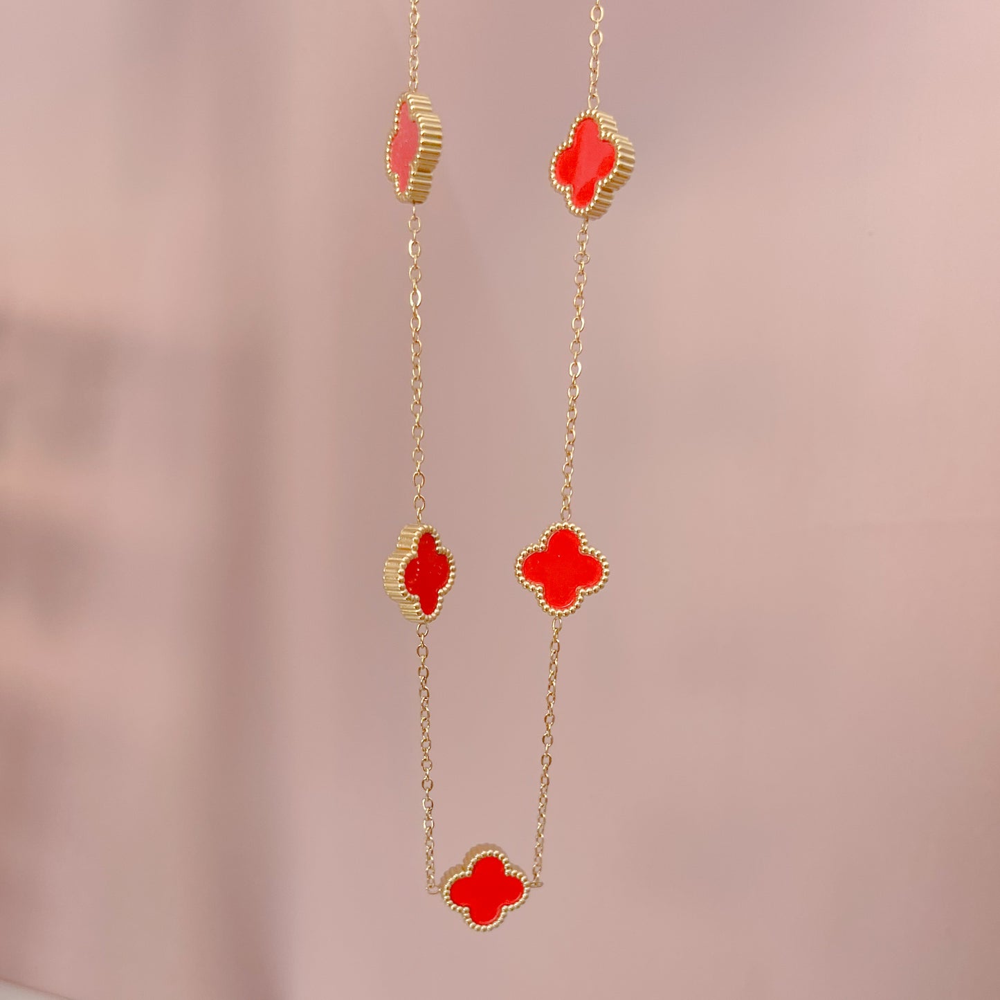 COLLAR TRÉBOL ROJO