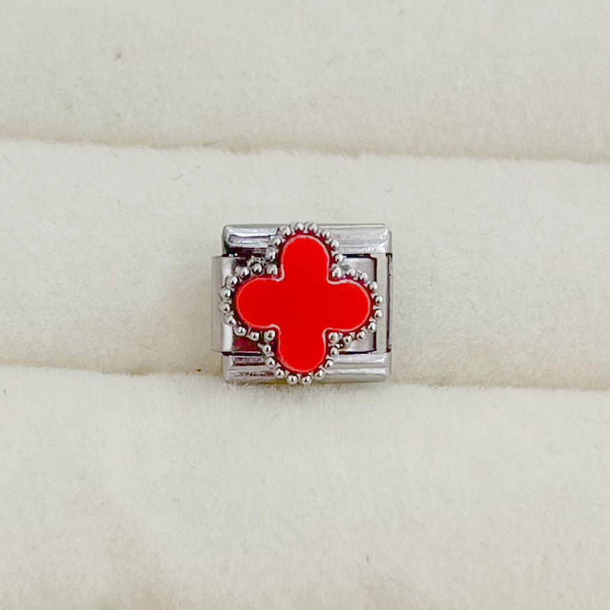 CHARM TRÉBOL ROJO