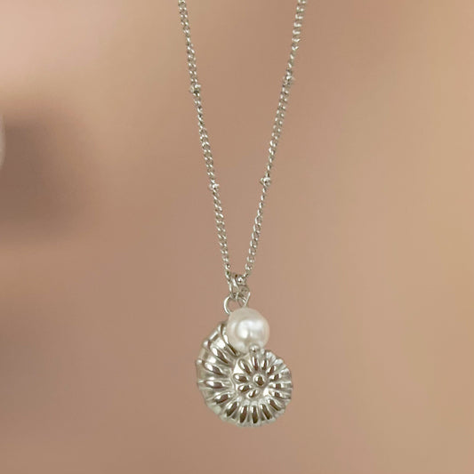 COLLAR CARACOL PERLA PLATEADO