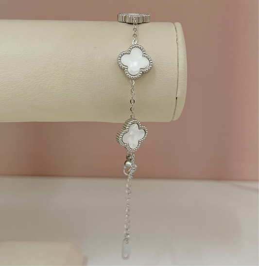 Brazalete trébol blanco y plateado