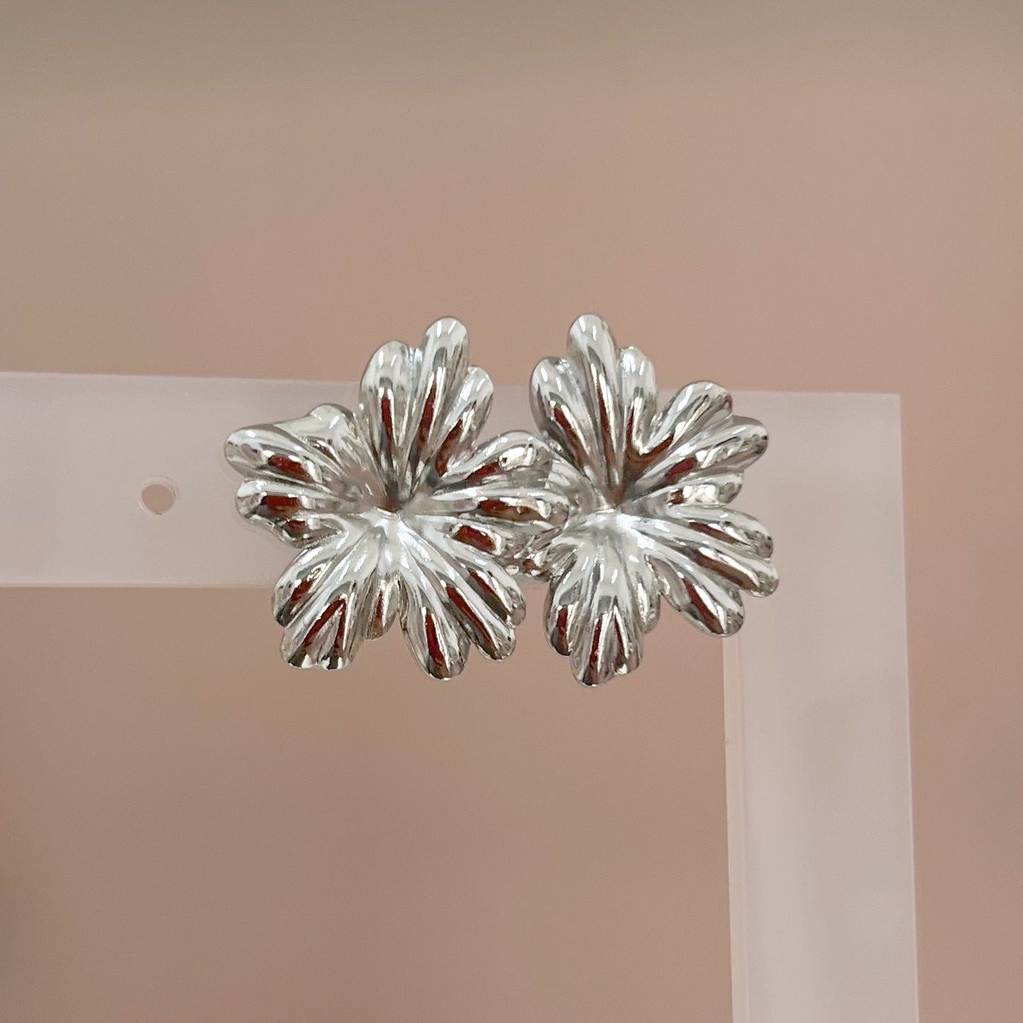 ARETES FLOR PLATEADA