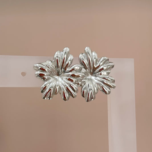 ARETES FLOR PLATEADA