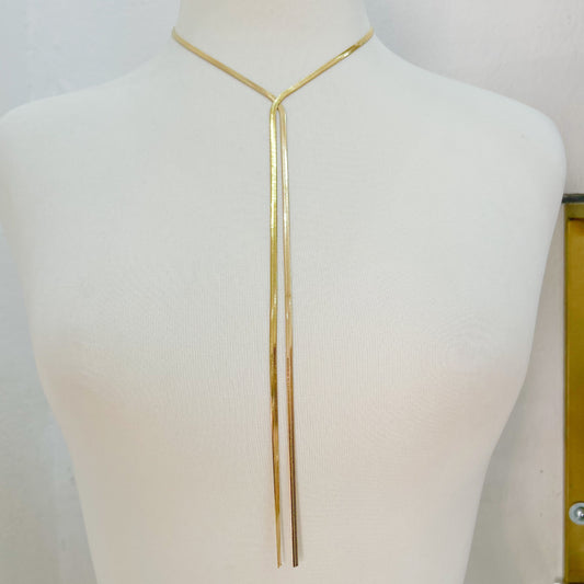 Collar corbatín dorado