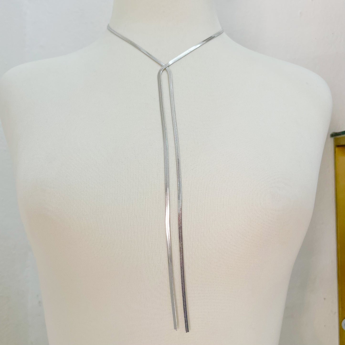 Collar corbatín plateado