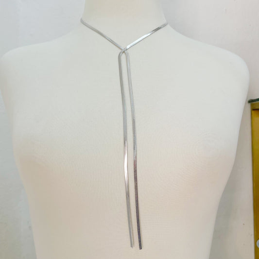 Collar corbatín plateado