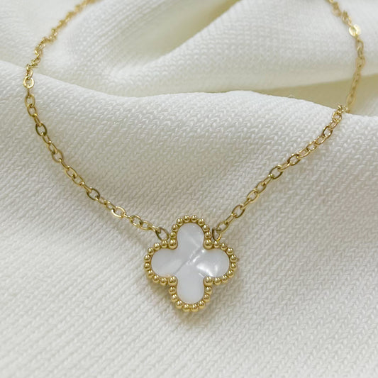 Collar flor blanca
