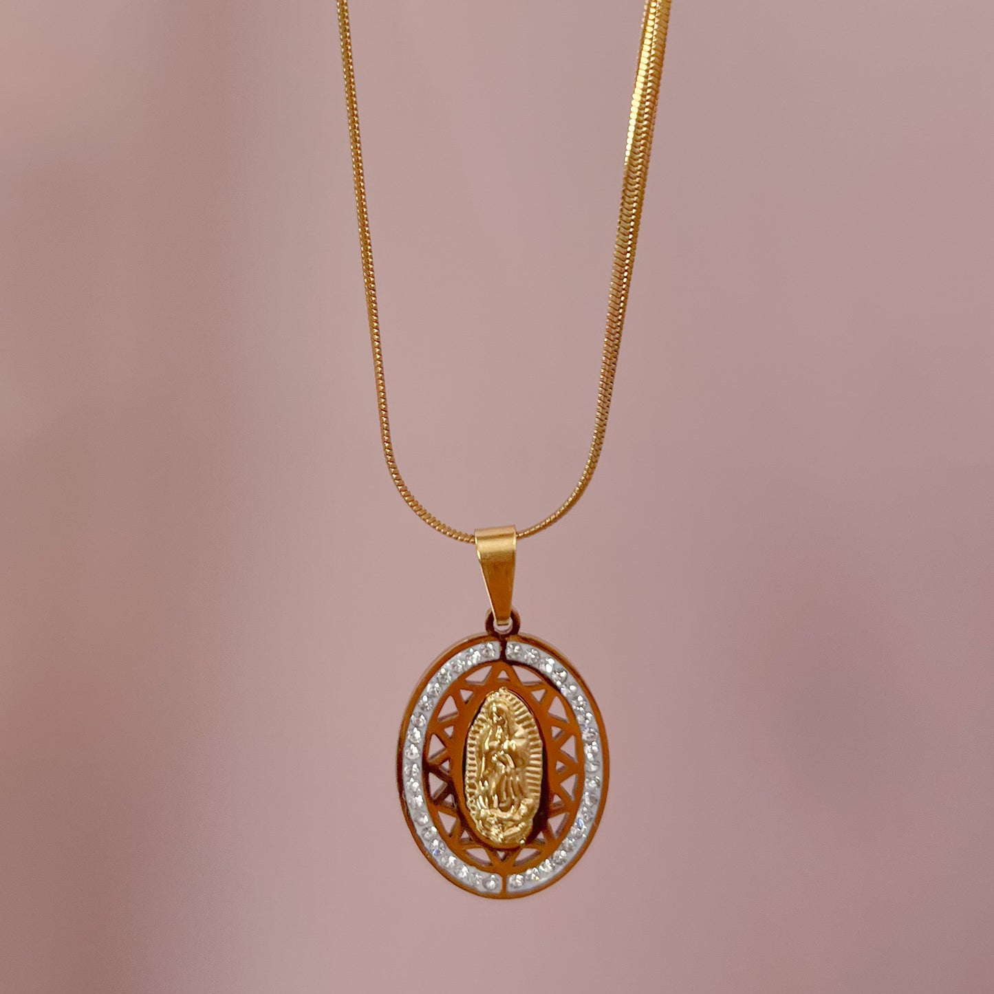 COLLAR VIRGEN ZIRCONIAS