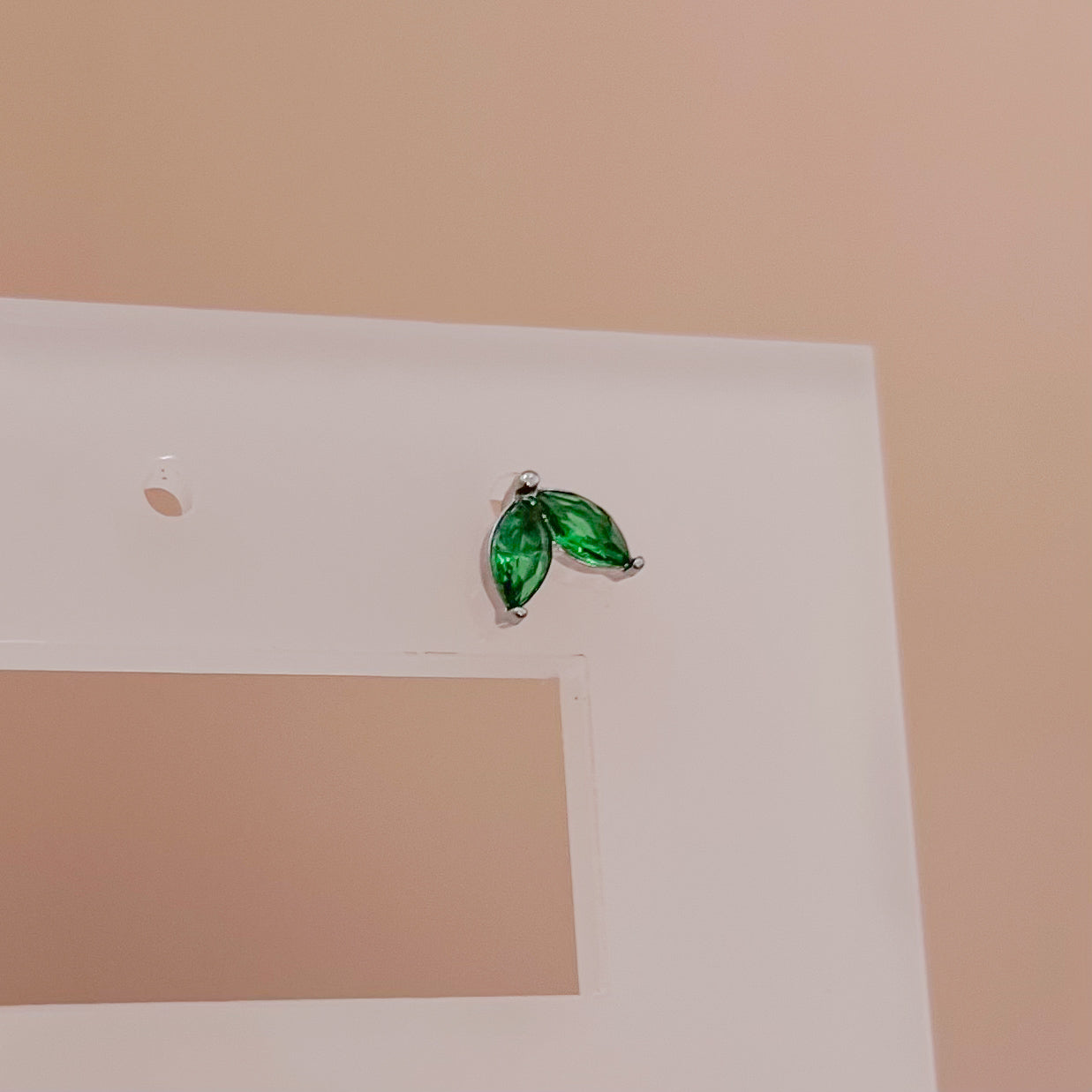 PIERCING HOJA VERDE / PLATEADO